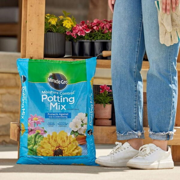 Miracle Gro Moisture Control Potting Mix, 16 Quart - Image 2